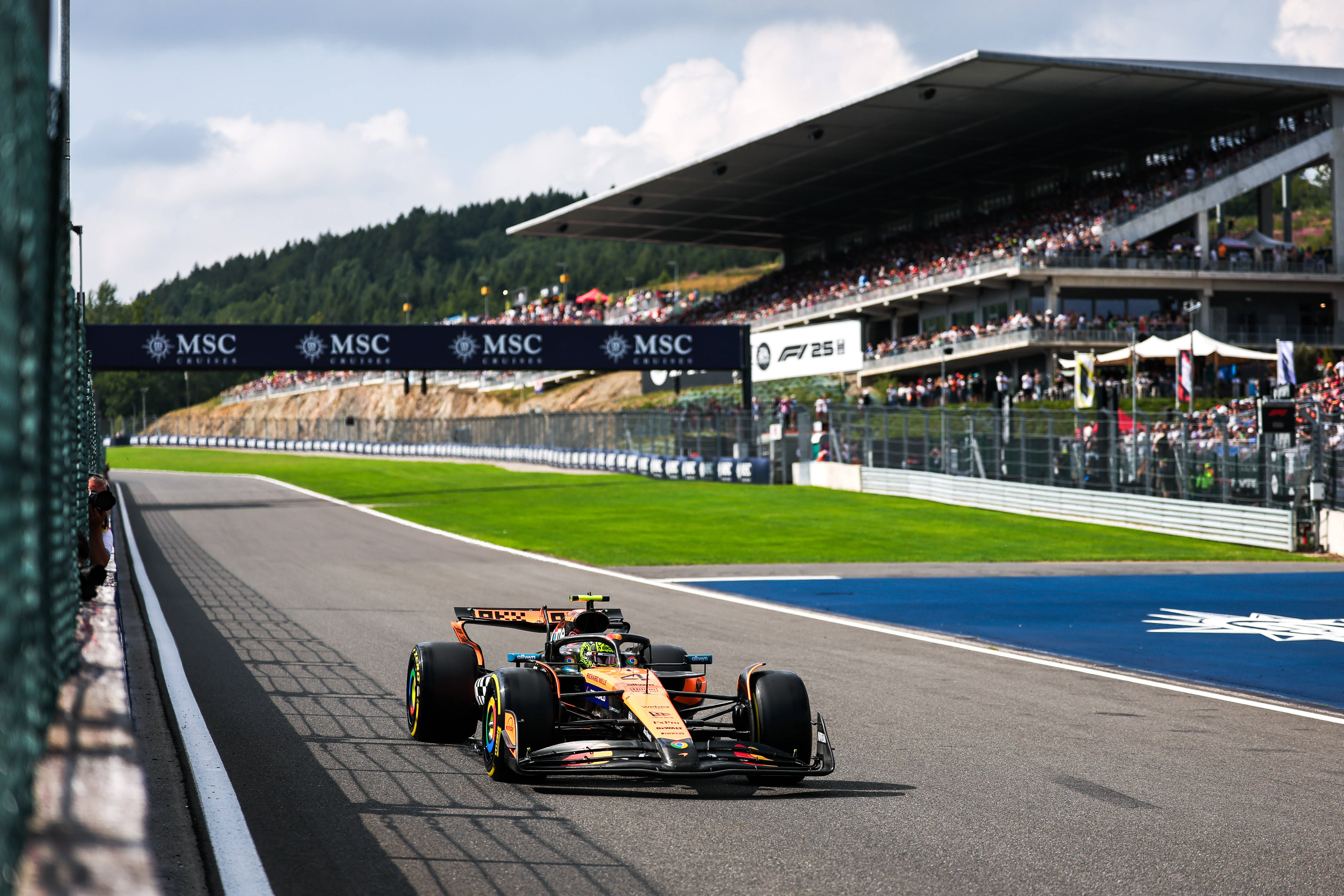 索伯车队碾压迈凯伦，拉塞尔点燃赛场