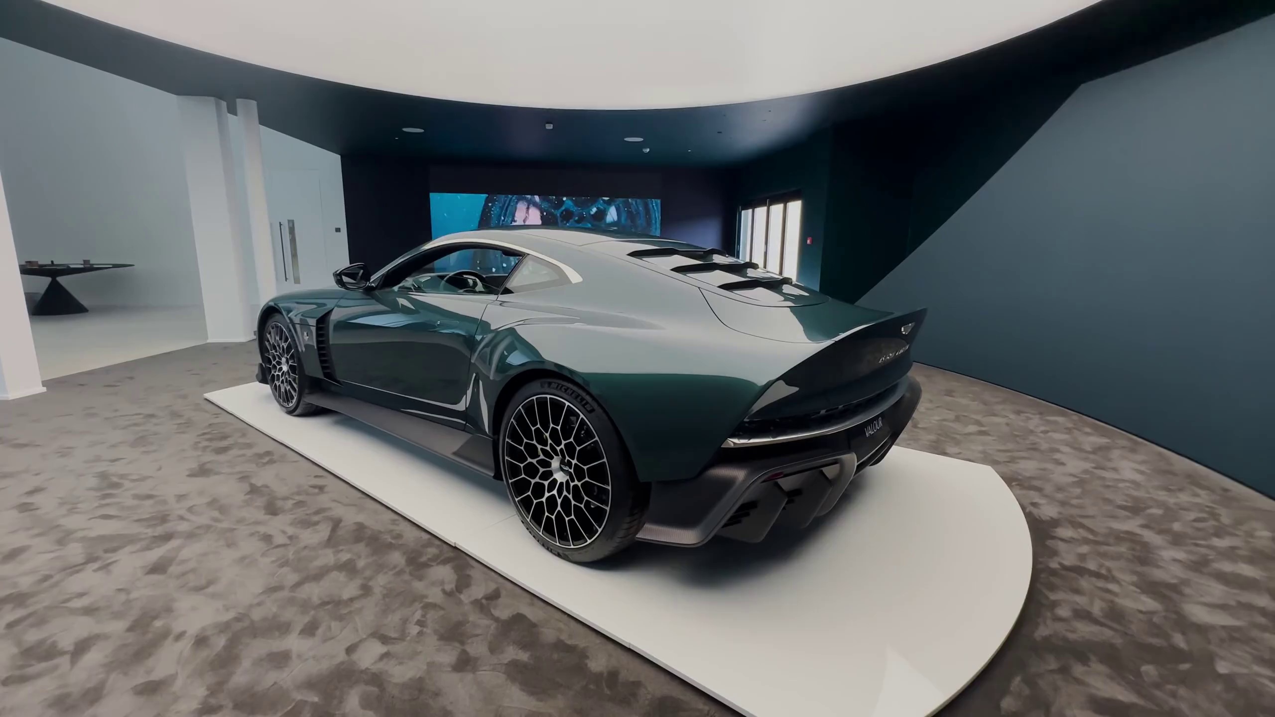 阿斯顿马丁轻取雷诺车队，汉密尔顿刷新纪录